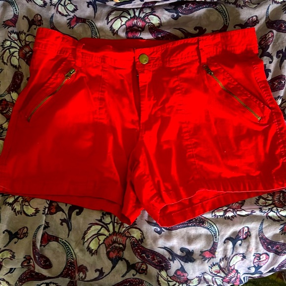 Cute stretchy red short shorts with zipper pockets& reg pockets front & back - Picture 1 of 6